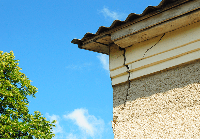 que faire lors d'une fissures sur une façade de maison, dangerosité d'une fissure sur façade,