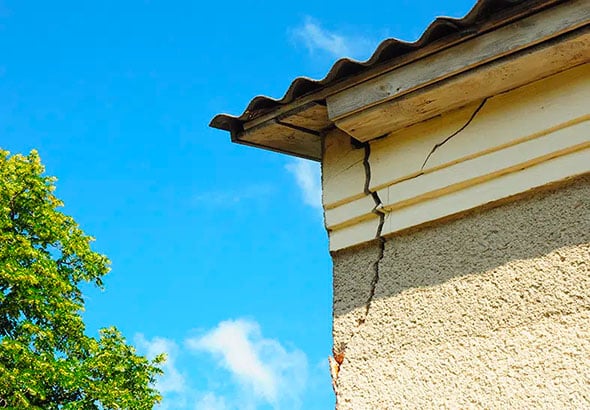 que faire lors d'une fissures sur une façade de maison, dangerosité d'une fissure sur façade,